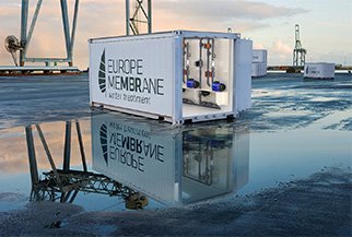 Composición híbrida utilizada en la página de inicio de Mimetry: un panel de control dentro un contenedor en un puerto, ejemplo de creación visual profesional