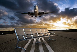 Composición híbrida utilizada en la página de inicio de Mimetry: una bancada de sala de espera en mitad de una pista de aterrizaje con un avion despegando por detrás, ejemplo de creación visual profesional