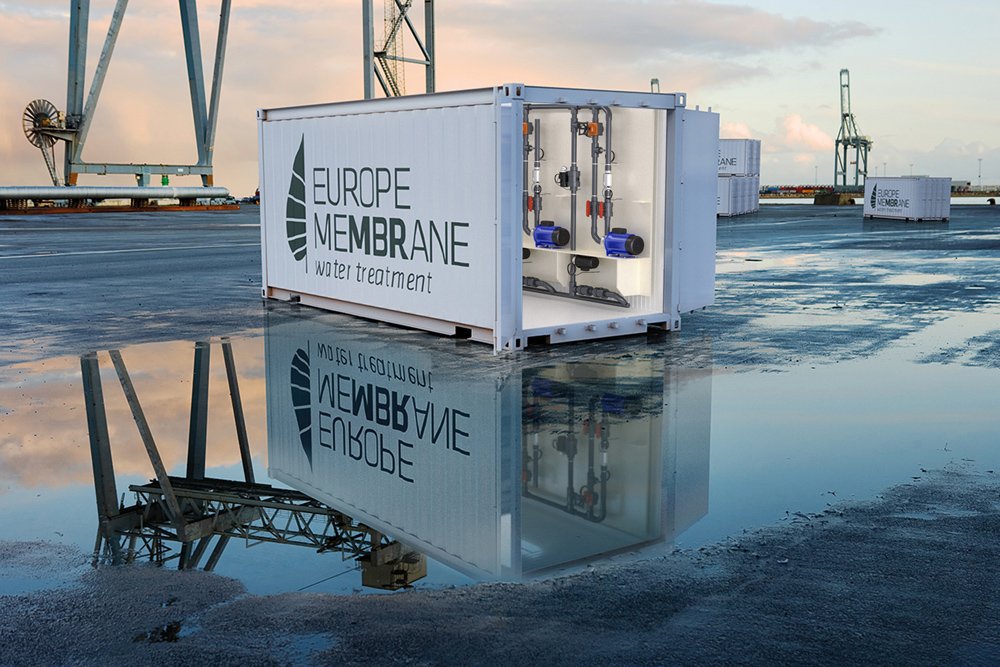 Composición híbrida de maquinaria industrial: contenedor con panel de control en un puerto para catálogo, documentación técnica y comunicación visual