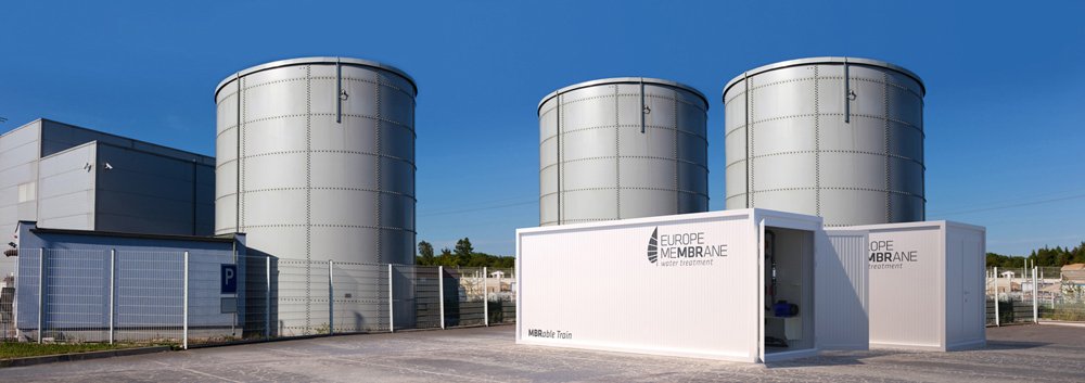 Composición híbrida de maquinaria industrial: planta de almacenamiento de liquidos con paneles de control para catálogo, documentación técnica y comunicación visual