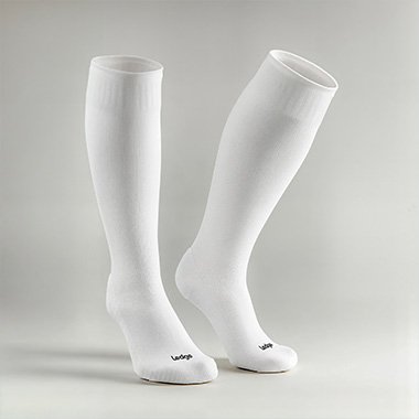 Imagen generada con IA del proyecto de calcetines: calcetines blancos sobre un fondo blanco para e-commerce y comunicación visual de producto