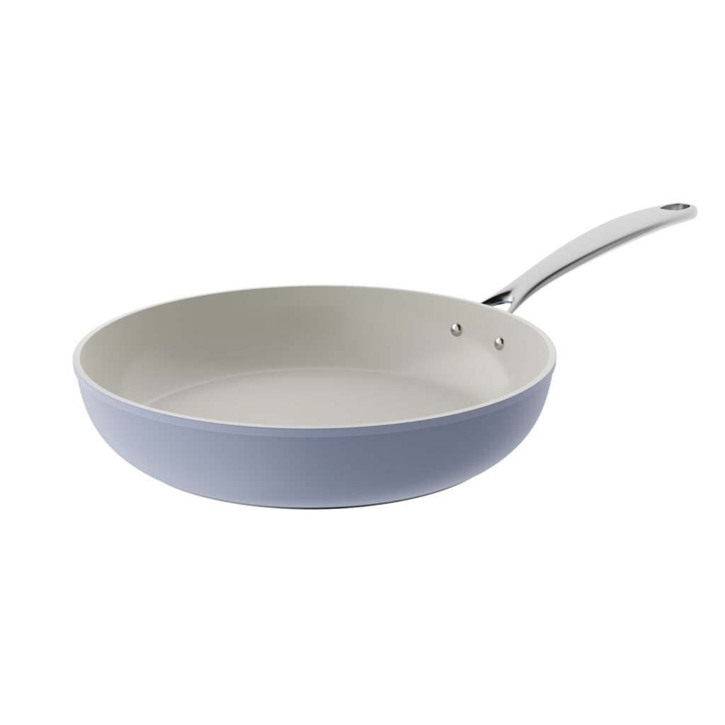 Render 3D de producto: sarten violeta con mango de acero sobre fondo blanco, creada para catálogo, e-commerce y comunicación visual