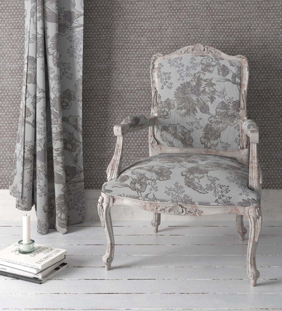 Render 3D de producto: sillon clasico tapizado con tela gris bordada en un salon junto a una cortina gris, creada para catálogo, e-commerce y comunicación visual