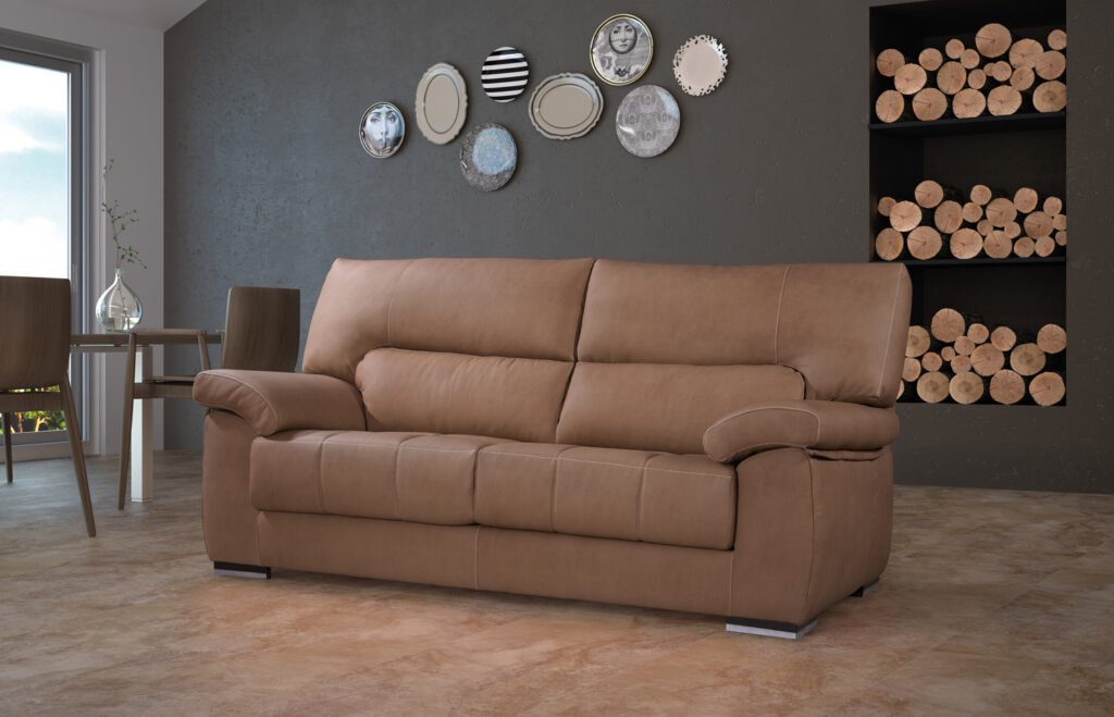 Render 3D de producto: sofa de piel marron en un salon con suelo de madera y paredes grises, creada para catálogo, e-commerce y comunicación visual